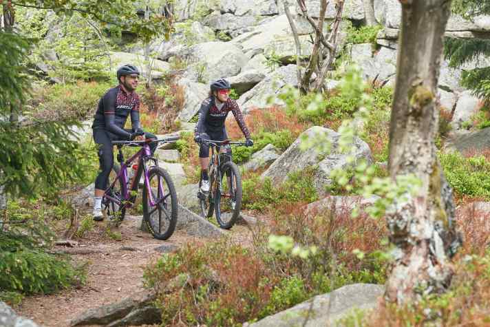Even today, Anne Terpstra still prefers to ride in pairs. For example, at home in the Fichtelgebirge with team manager and boyfriend Thomas Wickles.