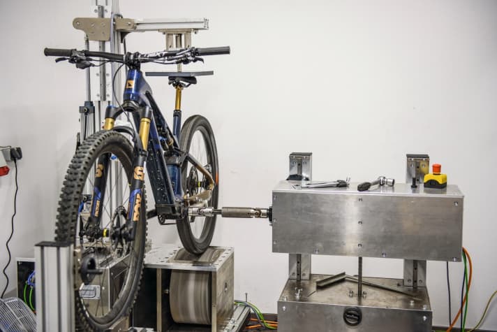 Auf dem Prüfstand macht dem Fazua keiner etwas vor. Echte 59 Newtonmeter und über 450 Watt im Boost sind kraftvoll, erst recht für einen Light-Antrieb.
