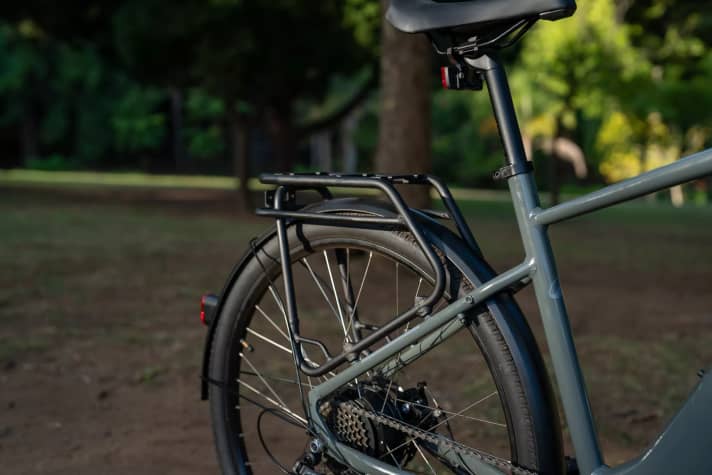 Das neue E-Bike von Decathlon soll die Vorzüge von City-Bike und Trekkingrad kombinieren.