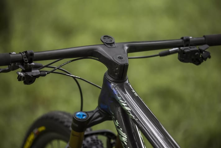 Als innovative Funktion führt Shimano einen konfigurierbaren dritten Knopf ein, der es ermöglicht, externe Geräte wie Garmin-Radcomputer direkt vom Lenker aus zu steuern.