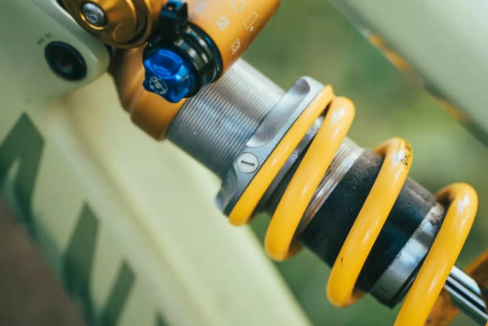 Löst man mit einem Schraubendreher vorsichtig das kleine Plastik-Schräubchen, kann man die von Hand die Federvorspannung verstellen.