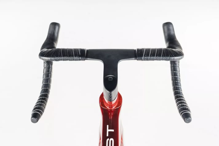 The handlebar is only 36 centimetres narrow and feels easy to handle. We found the oval profile of the lower handlebars took some getting used to at first, but in the long run it worked well, providing a good grip for the hands even when pedalling hard.