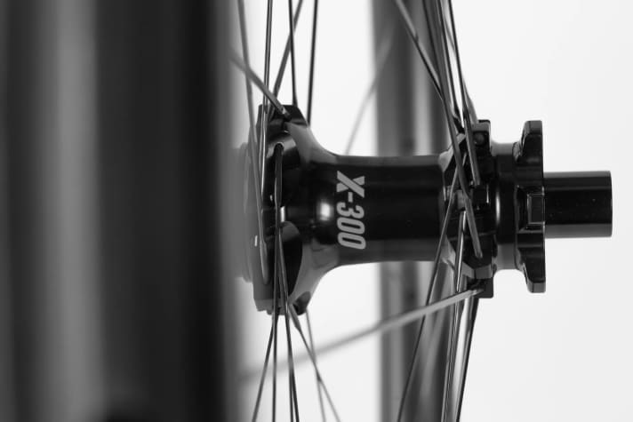 At the centre of these wheels is FSA's six-claw freehub body made of aluminium alloy.