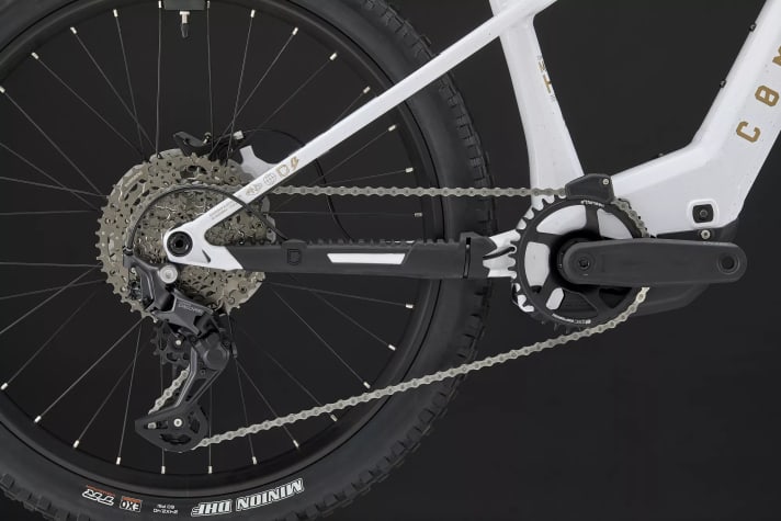 Der Rahmen ist mit einer Universal Derailleur Hanger (UDH) Aufnahme ausgestattet, was die Kompatibilität mit verschiedenen Schaltwerken gewährleisten soll.