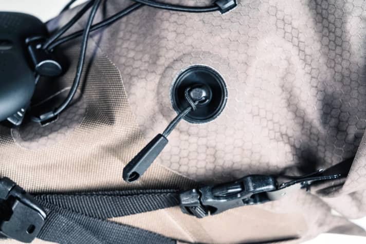 Surpression : chez Ortlieb, la valve de compression peut être actionnée plus facilement par un mouvement de traction que les fermetures rotatives habituelles.