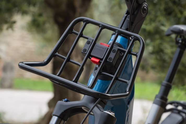 A front carrier with a 3 kg load capacity and KlickFix adapter is fitted to the front wheel, while a MIK system carrier with a maximum load capacity of 15 kg is fitted to the rear.