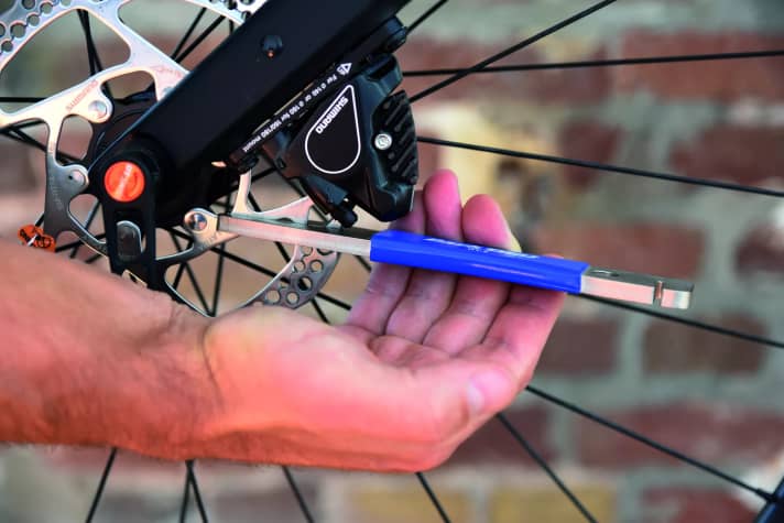 Practical helper: The Park-Tool DT-2 levelling tool and a little feeling save a lot of money, nerves and time in the long run.