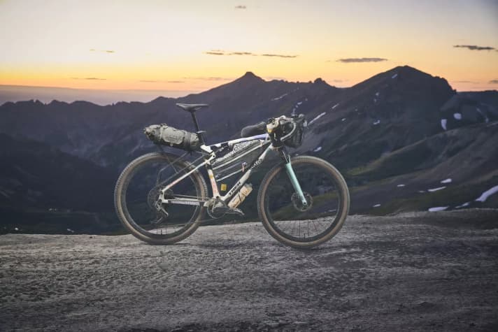 Between MTB and gravel? The Trek CheckOUT comes with 55 mm rear suspension travel.