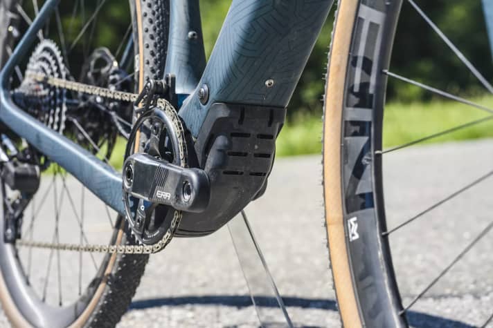 Dass sich ein 13 Kilogramm schweres Gravelbike etwas behäbig und störrisch durch diffiziles Gelände steuern könnte, ist auf dem Nuroad Hybrid schnell vergessen.