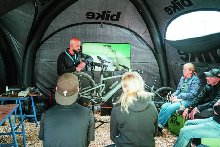 Bei der BIKE Academy können Workshops besucht werden - z.B. zum Thema Schrauben.