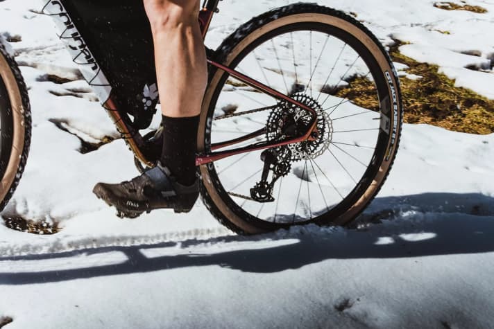 Die Geometrie des Innova Super Gravel soll sowohl Agilität bei niedrigen Geschwindigkeiten als auch Laufruhe bei hohem Tempo ermöglichen. Das Menü: ein 69 Grad flacher Lenkwinkel, 73 Grad Sitzwinkel, 428 Millimeter Kettenstrebenlänge.