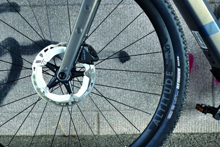 The 180 mm brake discs - the only pair in the test - are easy to control when things get tricky.