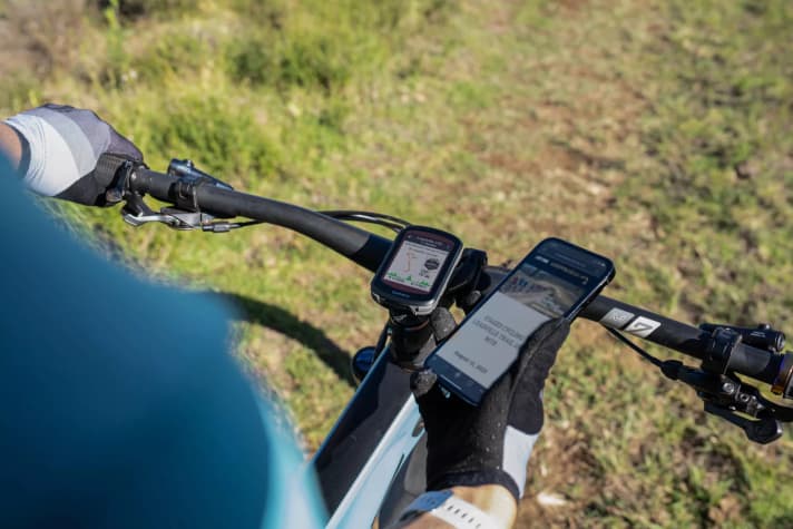 The mobile phone usually connects effortlessly with the Garmin bike computer.