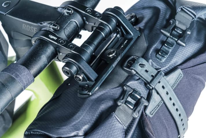 Verschluss-Sache: Tailfins Lenkertasche wird mit einem Hebelschwenk am festmontierten Halter geklemmt. Das geht schnell und hält zuverlässig.