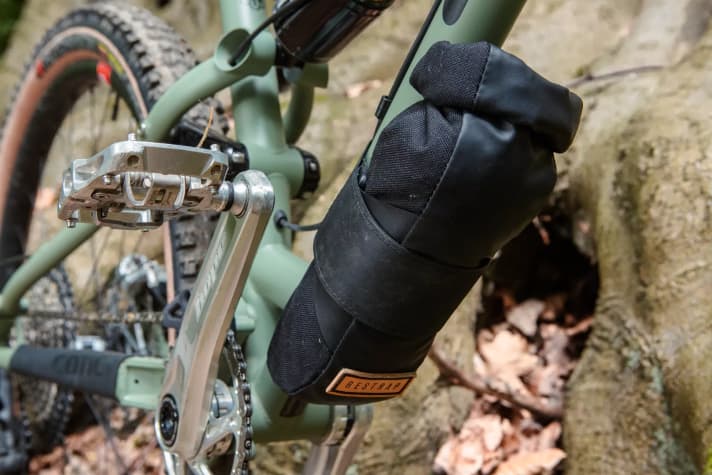 Simple assembly, plenty of storage space: 1.2 litres fit into the Restrap Downtube Bag.