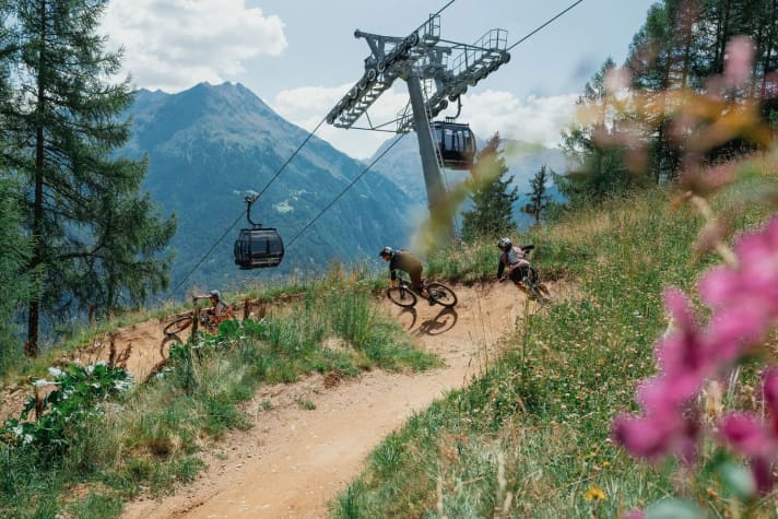 An extensive expo area with test products, spectacular bike flip shows and action-packed contests such as the Bunny Hööp, the Bike Limbo or the Bike Obstacle Duel will keep you entertained.