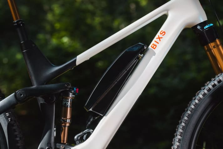 The carbon frame of the Sign-E is designed to combine lightness and maximum rigidity for light-footed handling.