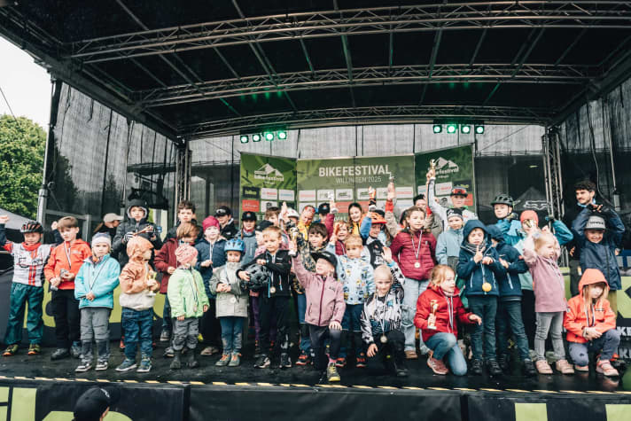 In the afternoon, the youngsters were brought on stage for the award ceremony. Please be friendly!