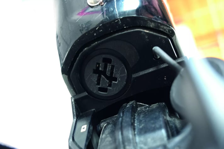 This is where the convenience ends: The Bosch charging socket is located in front of the motor and is very difficult to access.