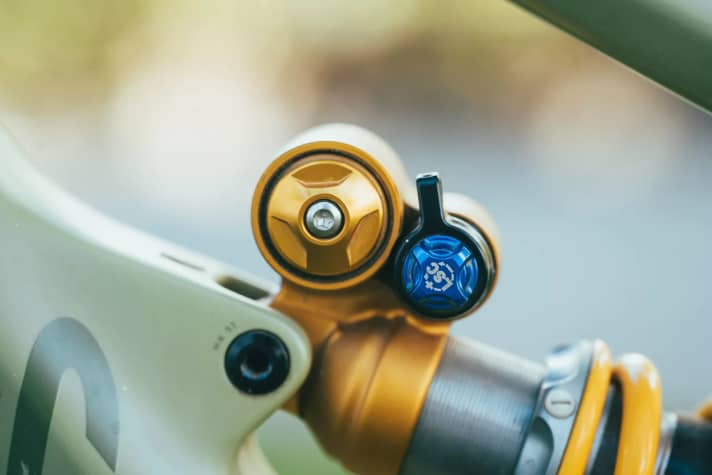 Die sauber abgestuften Klicks der Lowspeed-Druckstufe (blaues Rädchen) und der Highspeed-Druckstufe erleichtern das Setup.