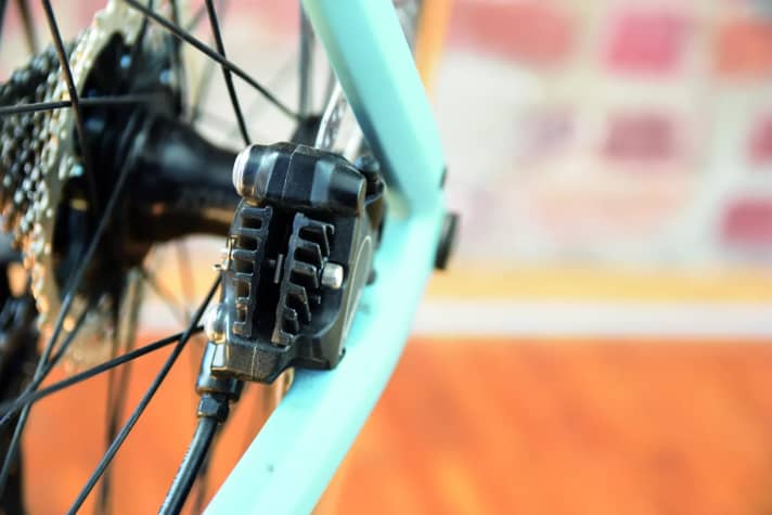 In diesem Spalt stecken die Bremsbeläge, die Inbusschraube rechts hält sie in Position.