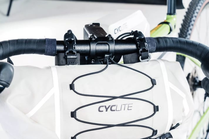 Leichtbau: Der deutsche Hersteller Cyclite schneidert betont leichte Taschen. Die Lenkerrolle wird wackel­frei mit Riemen befestigt