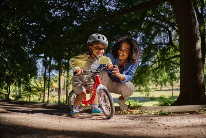Let's go! The woom Go 1 is available as a balance bike for the very little ones. GO 1 and 1 Plus have a textured handle on the wheel saddle, which makes it easier for parents to carry the bike.