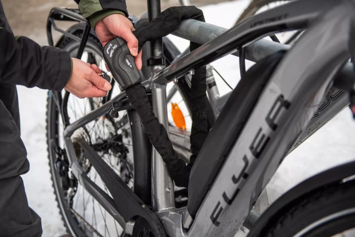 Panzerkabel bestehen aus vielen kleinen geflochtenen Stahlseilen, die wiederum zu einem dicken Strang geflochten und robust mit Stahlsegmenten gekapselt sind.