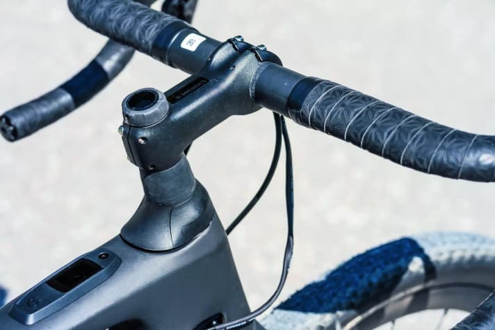 The riding modes can be selected on the controller on the top tube or via small buttons in the handlebar arch.