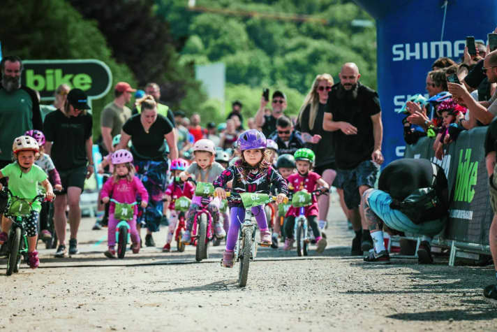 Rennen fahren wie die Großen und dabei über dieselbe Zielgerade schießen wie die Marathon-Profis – das gibt’s wirklich nur bei der Lazer Junior Trophy in Willingen.