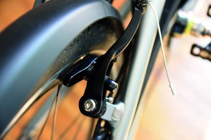 Can you find all the faults? The pad is not flat to the rim, touches the rim under the brake track and the brake shoe is open to the front - very dangerous!