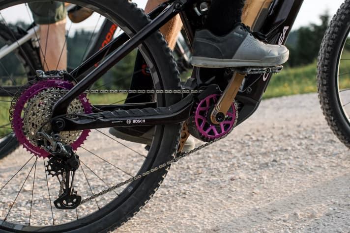 Mehr Farbe wagen: Die neuen Kettenblätter von E-Thirteen gibt es in vier Farben. Nur für Bosch CX und Bosch SX.