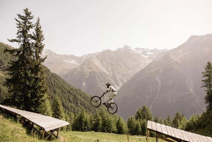 Auch in Sachen Streckenangebot hat die Bike Republic Sölden für 2025 einige Neuheiten zu bieten. Im neu geschaffenen Dirt District, einem 13.000 Quadratmeter großen Slopestyle-Areal, können erfahrene Rider abheben.