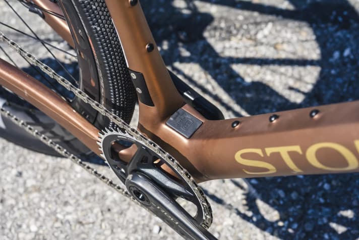 The fact that the motor starts with a minimal delay due to the design and continues to run for a blink of an eye as soon as the crank stops again is a matter of getting used to.