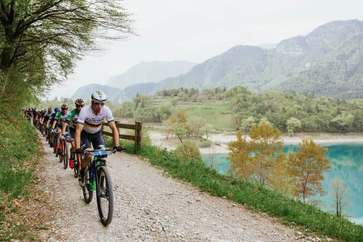 The leading group passes the turquoise Lake Tenno at the BIKE Marathon Garda Trentino. The 7th stage of the BIKE Transalp also runs along here.