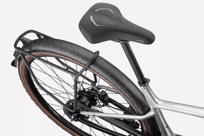 The customised luggage rack offers a load capacity of 18 kg and is positioned offset to the rear.