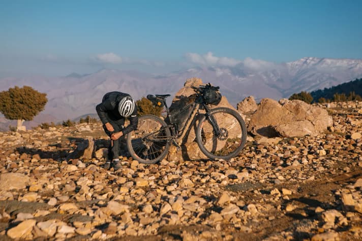 The saddle bag can be used to store everything you need on short and long tours.