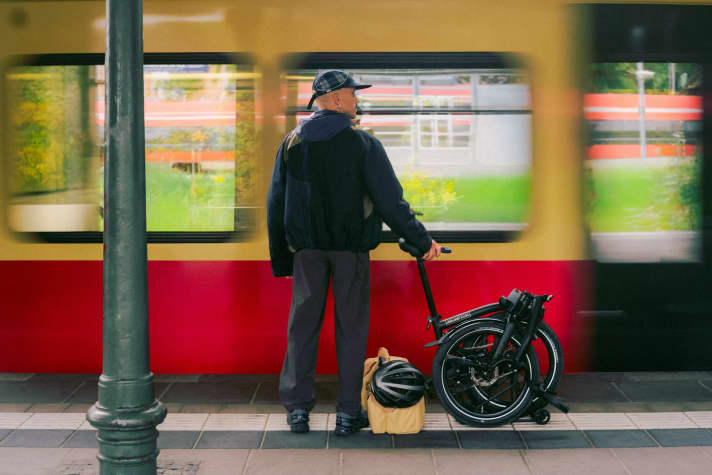 Despite its electric drive, the new Brompton remains compactly foldable with dimensions of 73 × 69 × 40 centimetres.