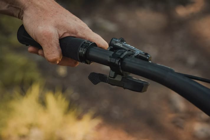 Gummibeschichtetes Daumenpolster für mehr Ergonomie am Griff.