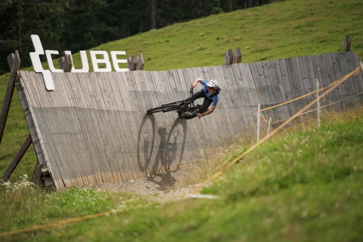 Die erfolgreiche Zusammenarbeit zwischen dem Bikepark Kronplatz und Cube Bikes wird auch in der Saison 2025 fortgesetzt. Diese Kooperation verspricht den Besucherinnen und Besuchern noch mehr Style und Qualität auf den Trails.