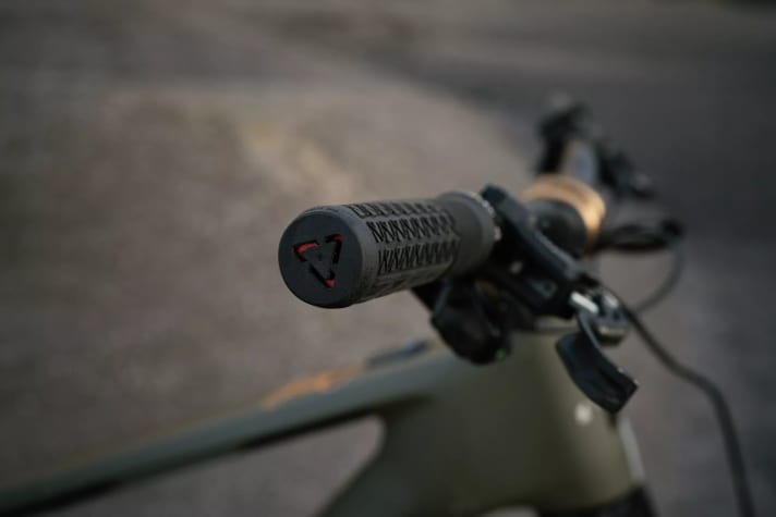 The outer ends of the handles are closed to provide additional protection against knocks.