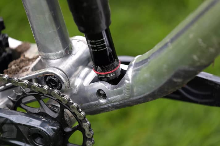 The milled part for mounting the shock has been integrated into the down tube. In series production, a little more space is created by lowering the bottom bracket.