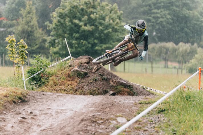 Mud & more: The downhillers gave it their all!