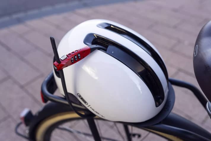 Wenn das Fahrrad selbst durch ein stärkeres Schloss geschützt wird, nützt das Minischloss prima zum Anschließen von Taschen und Helmen.