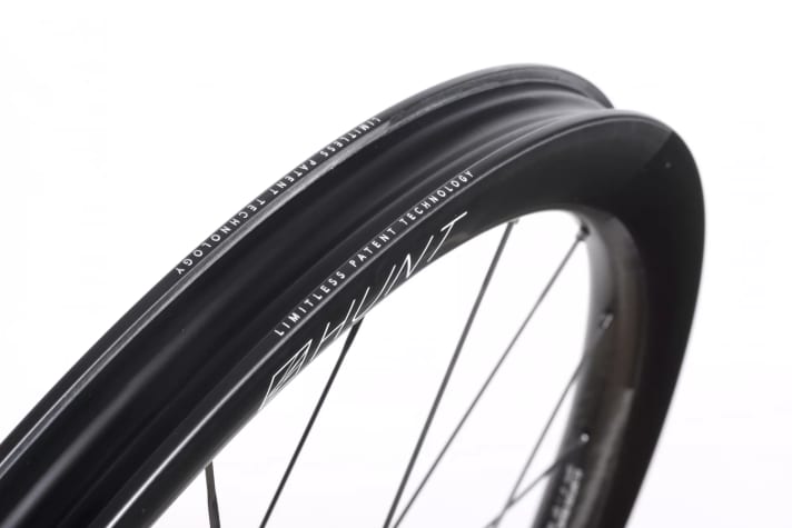 The special rim shapes at the front and rear are designed to maximise aerodynamic efficiency while reducing weight at the same time.