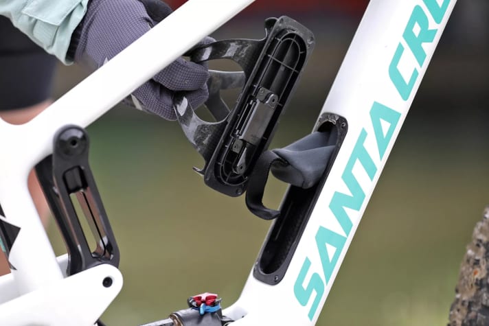 Das sogenannte Handschuhfach zählt zur Basis-Ausstattung eines jeden Santa-Cruz-Fullys und steigert den Nutzwert.