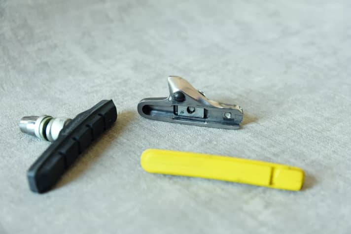 Two systems, two lengths: This is what mechanical brake shoes can look like.