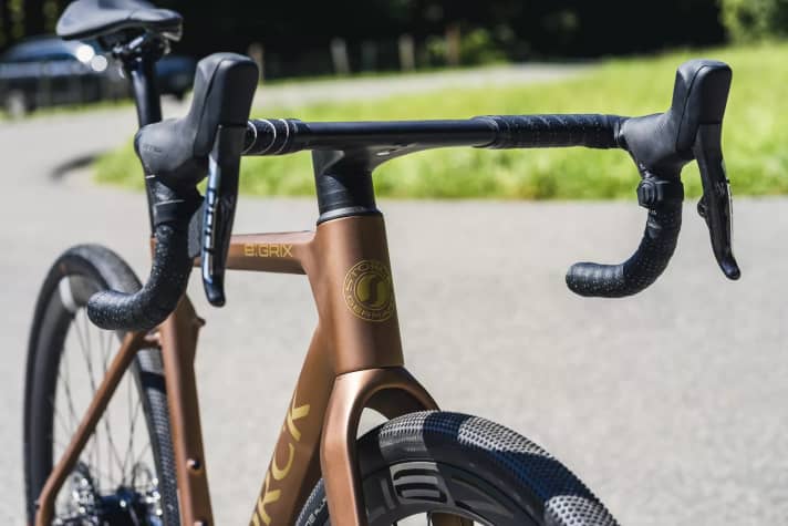 L'avantage de poids se fait ressentir dans la conduite sans assistance, car le vélo accélère mieux et se déplace plus rapidement que de nombreux concurrents.