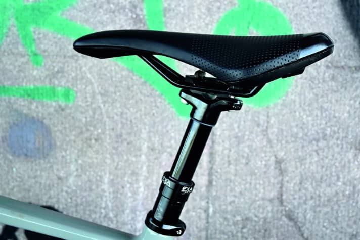 The dropper seat post is height-adjustable from the handlebars and ensures comfort even on rough terrain.