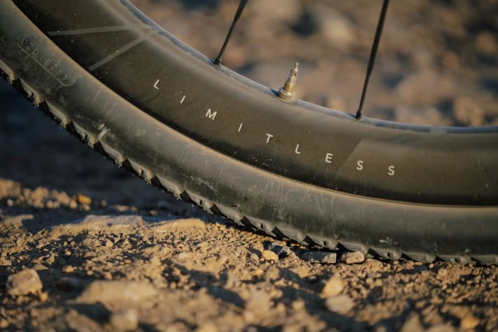 With the new 40 Limitless Gravel Aero, Hunt claims to have created the fastest gravel rim with a medium rim height.